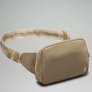 Lululemon 2L Everywhere Belt Bag Large Wordmark Logo Fawn Brown / Mojave Tan